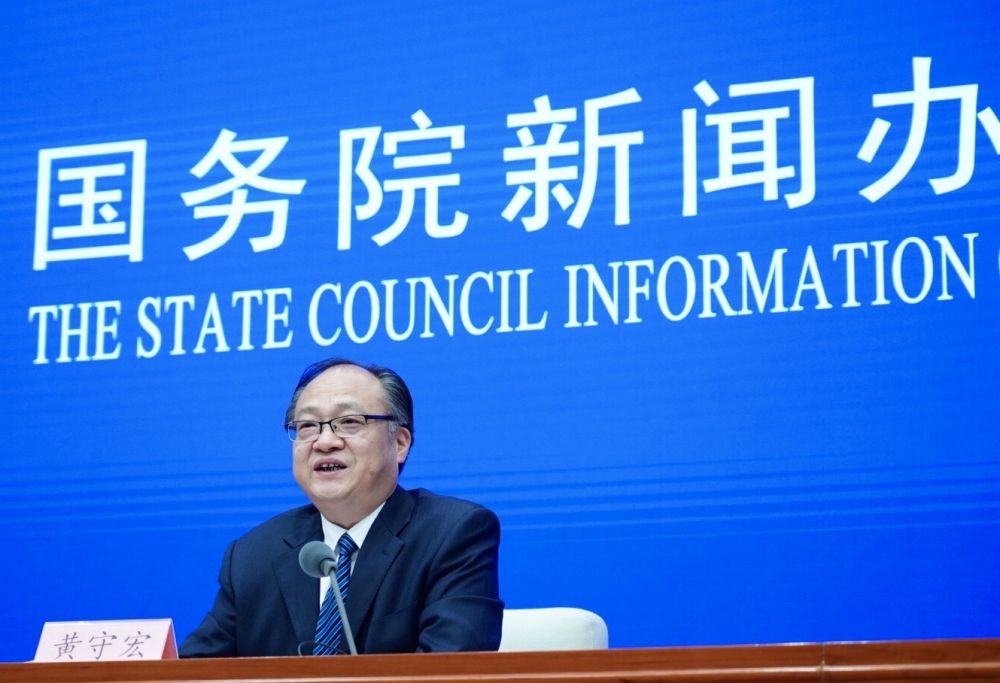 5月22日，國務(wù)院新聞辦邀請(qǐng)政府工作報(bào)告起草組負(fù)責(zé)人、國務(wù)院研究室主任黃守宏解讀政府工作報(bào)告有關(guān)情況。新華社記者　陳建力　攝