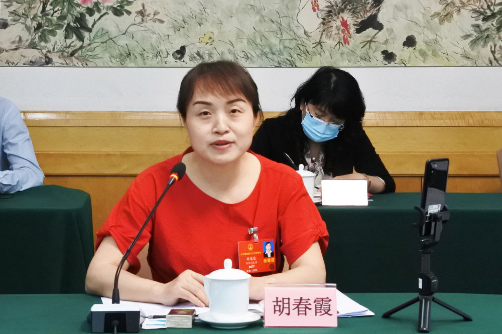 5月23日，全國人大代表胡春霞在參加分組審議政府工作報(bào)告時(shí)發(fā)言。新華社記者　吳雨　攝